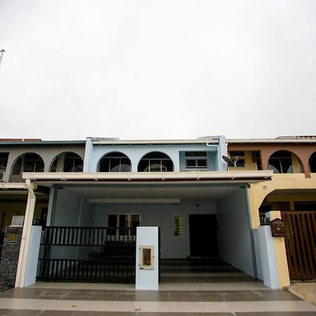 Hom2Rex Kuching Homestay Taman Timberland Esterno foto